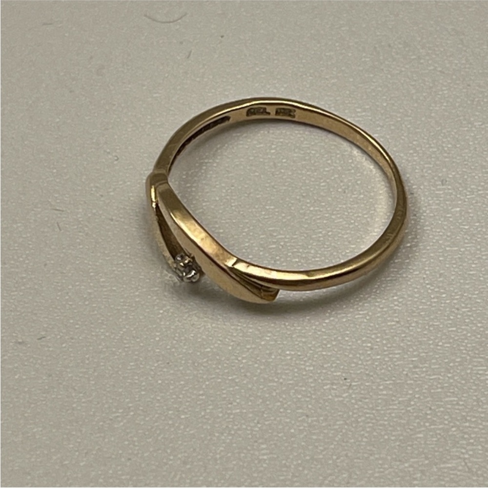 Delicate Gold Wave Ring with Single Sparkling Stone - Picture 5 of 5